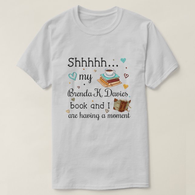 Camiseta Meu Livro de Brenda K Davies e eu estamos tendo um (Frente do Design)
