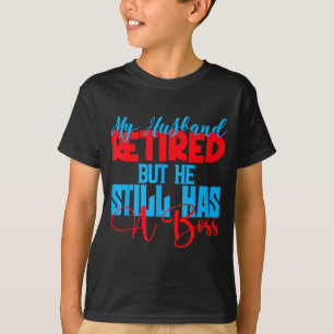 Camiseta Meu marido se aposentou mas ele ainda manda esposa