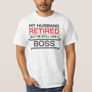 Camiseta Meu Marido Se Aposentou, Mas Ele Ainda Tem Um Chef