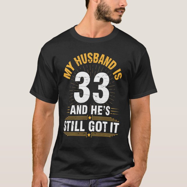 Camiseta Meu Marido tem 33 anos. Ele ainda tem seu nascimen (Frente)