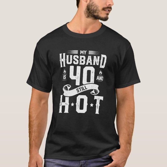 Camiseta Meu Marido Tem 40 Anos E Ainda Está Com aniversári (Frente)