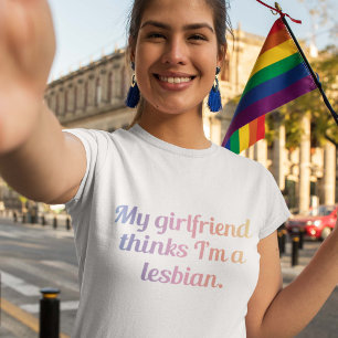 Camiseta Meu namorada pensa que eu sou uma lésbica
