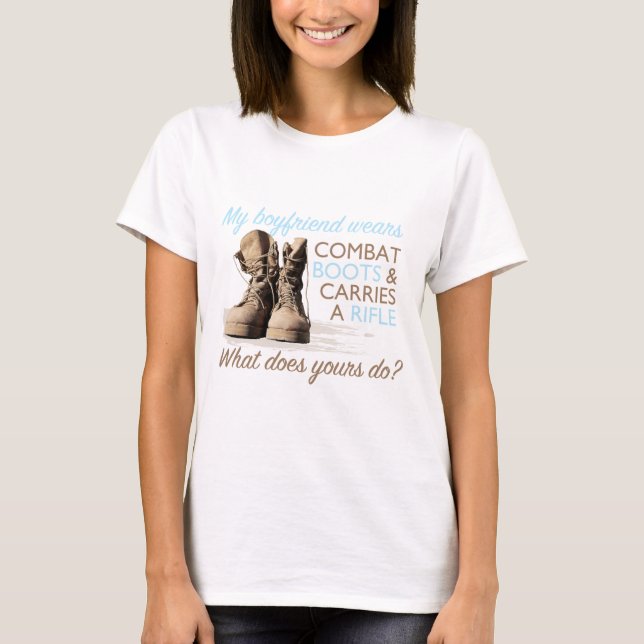 Camiseta Meu namorado veste botas de combate (Frente)