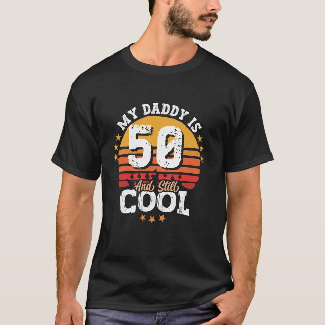 Camiseta Meu Pai tem 50 anos e ainda está Legal 50 Pais (Frente)