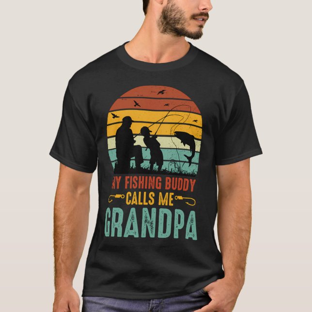 Camiseta Meu parceiro de pesca me chama de Vovô (Frente)