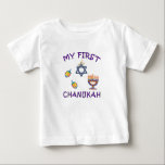 Camiseta Meu Primeiro Chanukah<br><div class="desc">Celebrar o primeiro Chanukah do bebê com a menorah Hanukkah personalizada,  sonhos e Estrela Judaica com adorável "Meu Primeiro Chanukah".</div>