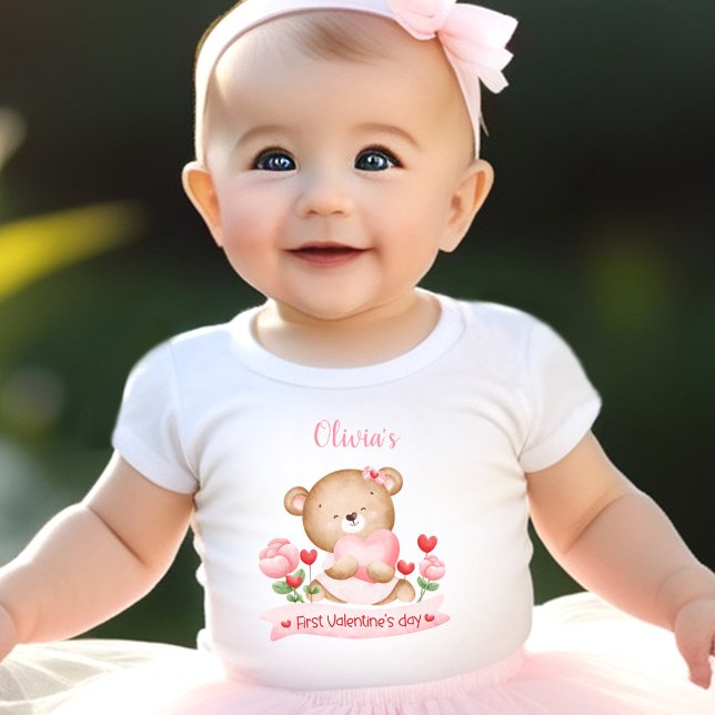 Camiseta Meu primeiro Dia de os namorados - Nome Personaliz (My first Valentine's day Personalized Name Pink Baby T-Shirt)