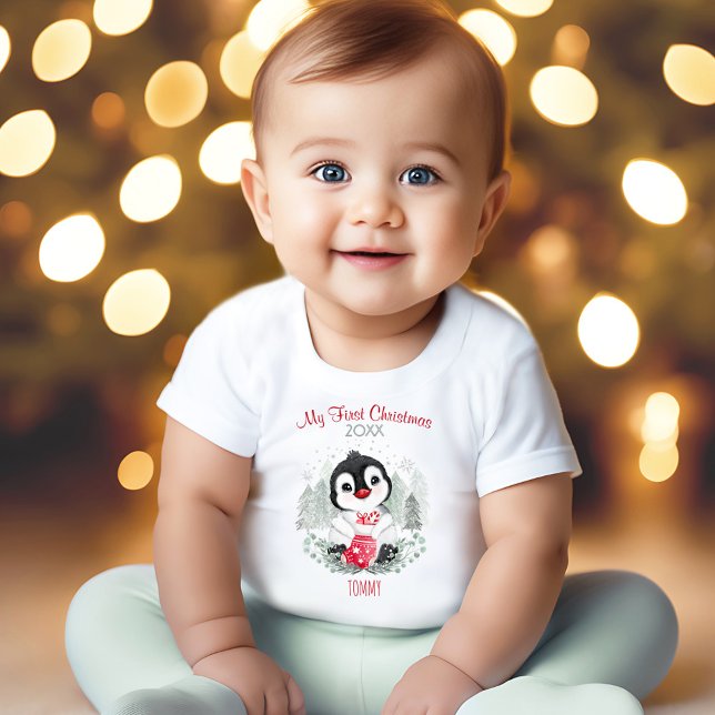 Camiseta Meu Primeiro Nome Personalizado do Pinguim de Nata (My First Christmas Penguin Personalized Name Baby T-Shirt)