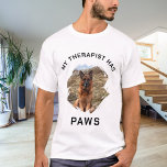 Camiseta Meu terapeuta tem fotos de cachorro de patas<br><div class="desc">Para uma t-shirt branca/clara. Texto preto. Para um amante de cachorro! Personalize e adicione uma foto do seu cachorro. Texto: Meu terapeuta tem patas</div>