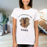 Camiseta Meu terapeuta tem fotos de cachorro de patas<br><div class="desc">Para uma t-shirt branca/clara. Texto preto. Para um amante de cachorro! Personalize e adicione uma foto do seu cachorro. Texto: Meu terapeuta tem patas</div>