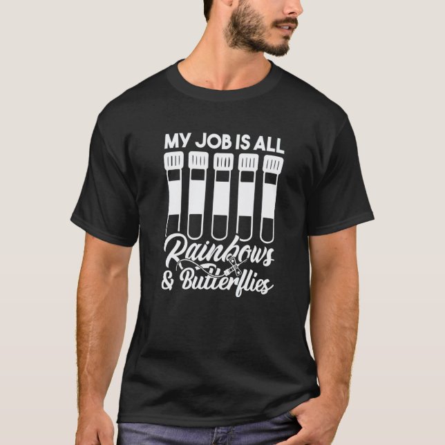 Camiseta Meu Trabalho É Tudo Arco-íris E Borboletas Lab Tec (Frente)