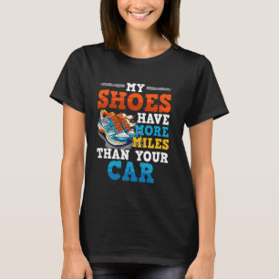 CAMISETA MEUS CALÇADOS TÊM MAIS QUILÔMETROS DO QUE SEU CARR