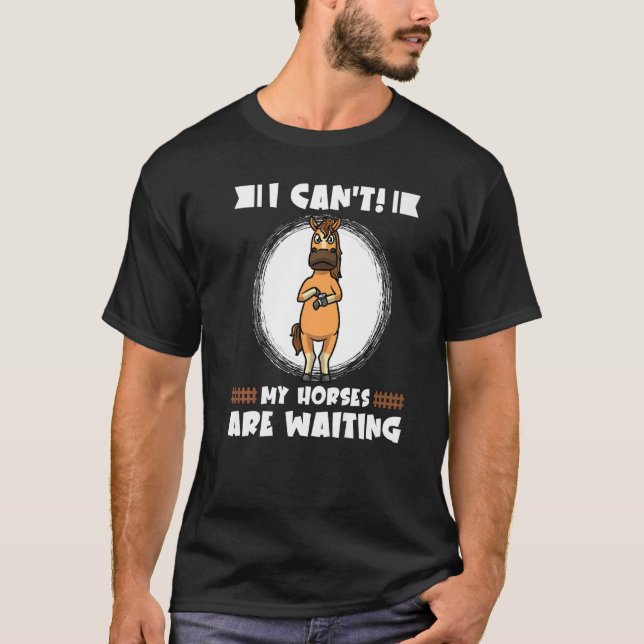 Camiseta Meus Cavalos Estão Esperando Fazendeiro de Cavalos (Frente)
