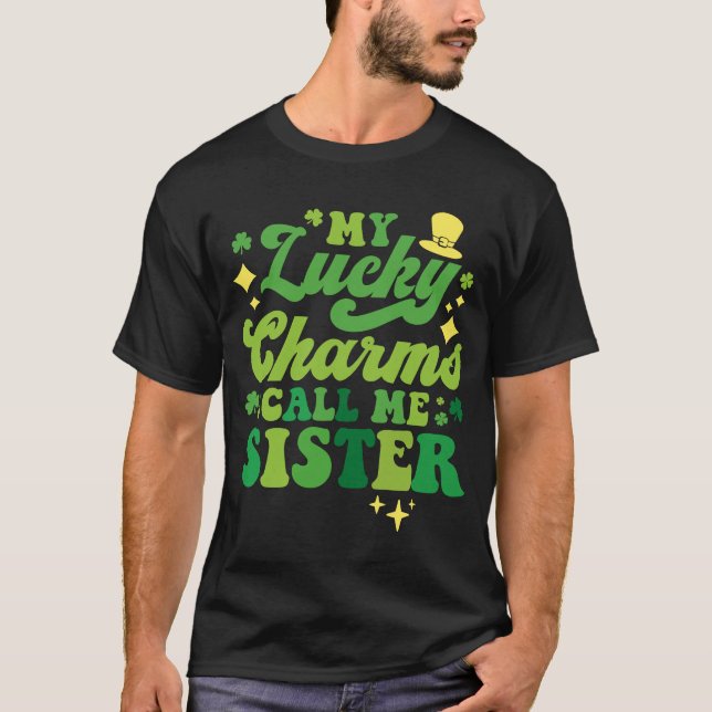 Camiseta Meus Charmes Sortudos Me Chamam De Irmã Dia de São (Frente)