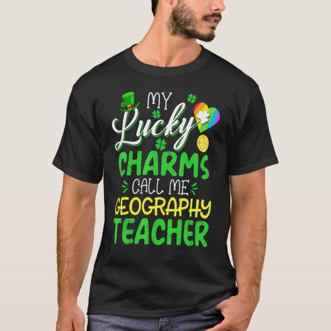 Camiseta Meus Charmes Sortudos Me Chamam De Rua Do Professo (Frente)