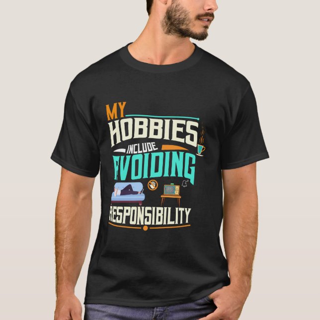 Camiseta Meus Hobbies Incluem Evitar Responsabilidade (Frente)