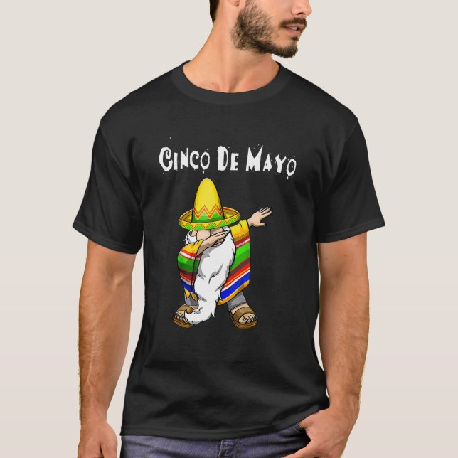 Camiseta Mexicano Dabbing Gnome Cinco De Mayo Poncho Sombre (Frente)