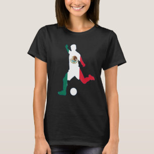 Camiseta México: Jogador de futebol mexicano com bandeira