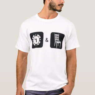 Camiseta Microplaqueta e uma cadeira