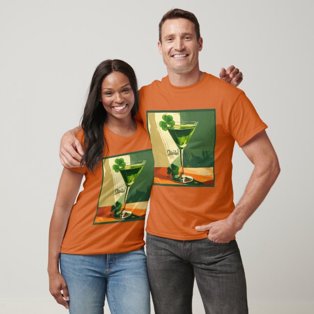 Camiseta Mid Century Modern Shamrock Martini Sláinte!  (Unissex)