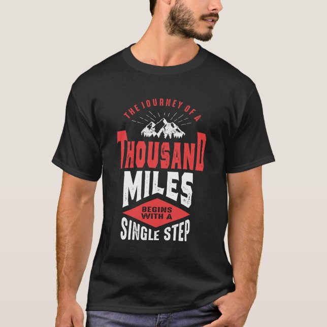 Camiseta Mil quilômetros começam com um passo de Solteiro (Frente)