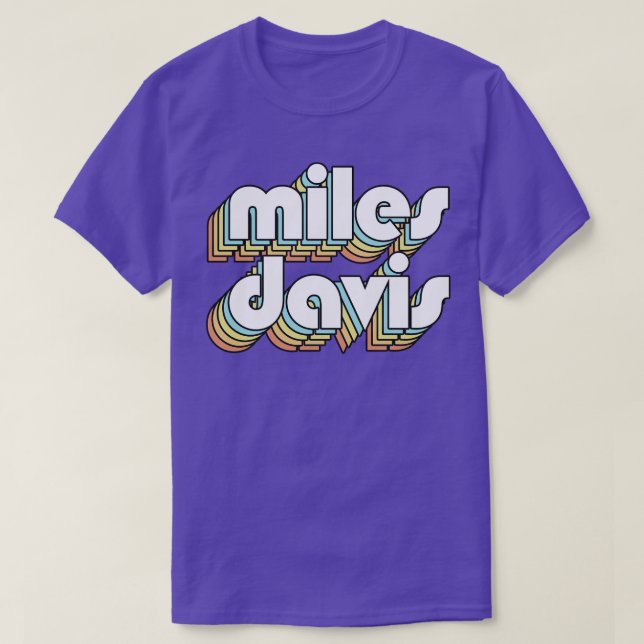 Camiseta Miles Davis Retro Rainbow Tipografia Estilo Desvan (Frente do Design)
