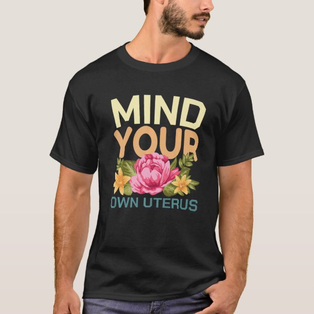 Camiseta Mind Your Own Uterus Pro Choice Feminist Floral Pr (Frente)