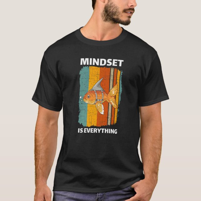 Camiseta Mindset Motivational Quote Cute Goldfish Shark Fin (Frente)