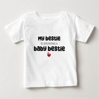 Camiseta Minha bestie está cultivando um bebê.