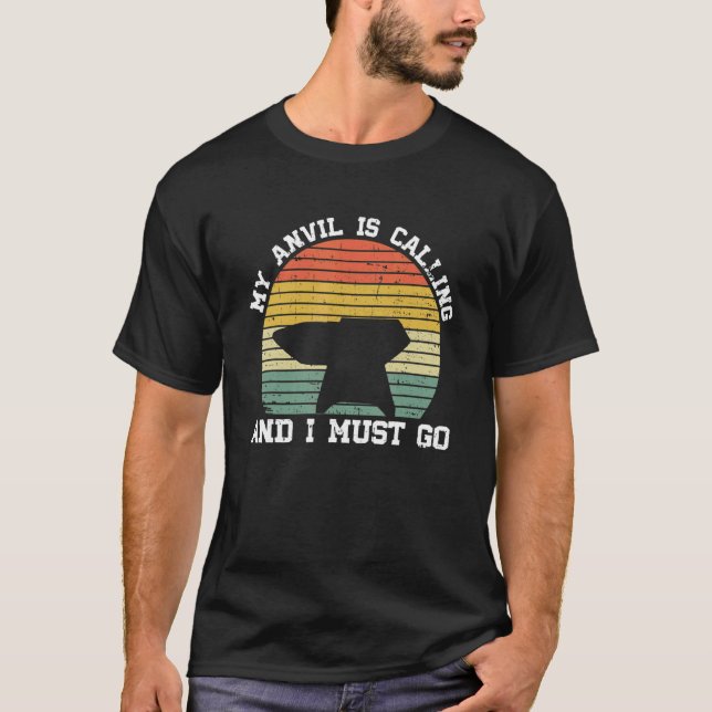 Camiseta Minha Bigorna Está Chamando E Eu Devo Ir  Ferreiro (Frente)