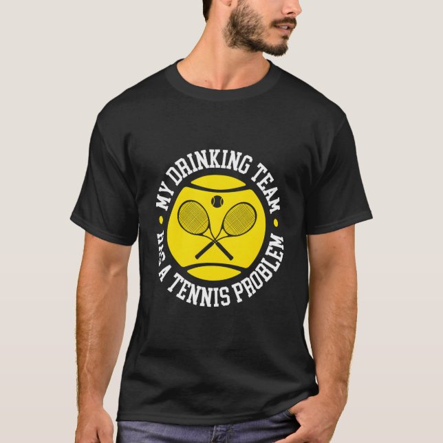 Camiseta Minha Equipe De Bebendo Tem Um Problema De Tênis (Frente)