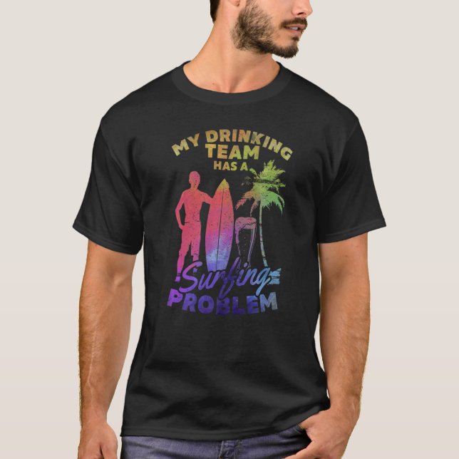 Camiseta Minha Equipe De Bebendos Tem Um Problema De Surfe  (Frente)