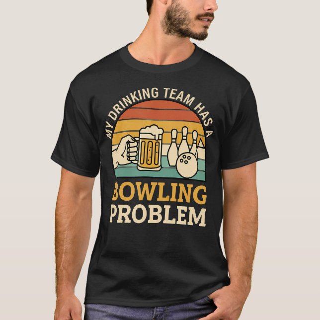 Camiseta Minha Equipe de Bebida Tem um Problema de Boliche  (Frente)