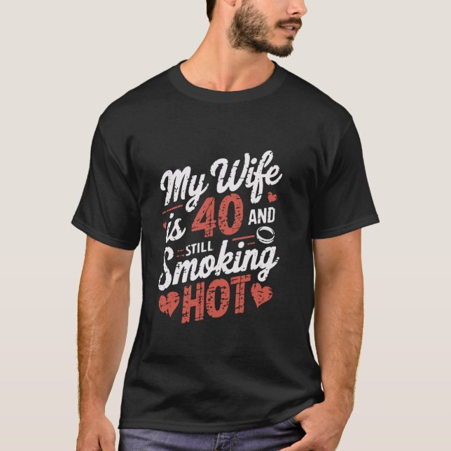 Camiseta Minha esposa é 40 fumante, marido quentinho de ani (Frente)