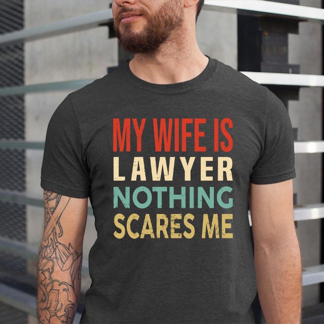 Camiseta Minha Esposa É Advogada. Nada Me Assusta Um Aniver (My Wife Is Lawyer Nothing Scares Me Funny Birthday T-Shirt)