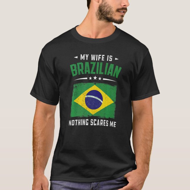 Camiseta Minha Esposa É Brasileira, Nada Me Assusta Brasil  (Frente)