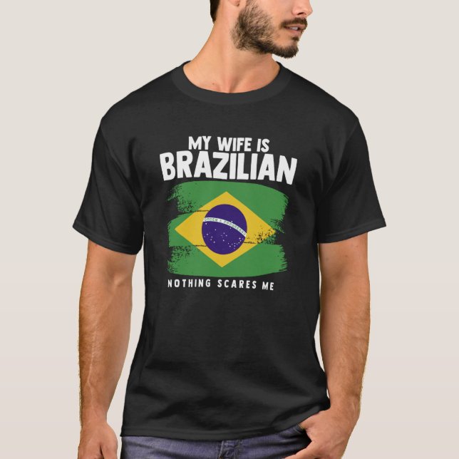 Camiseta Minha Esposa É Brasileira, Nada Me Assusta Com O B (Frente)
