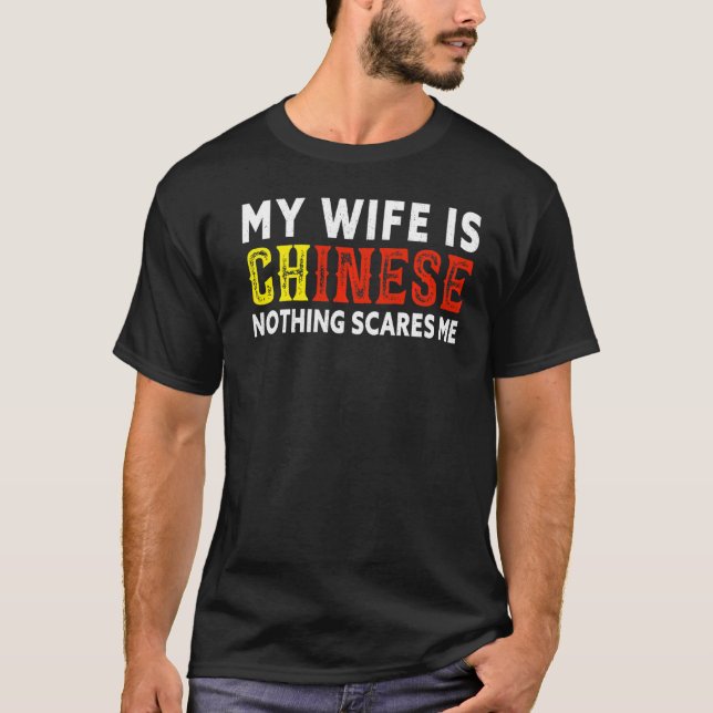 Camiseta Minha Esposa É Chinesa. Nada Me Assusta Chinês (Frente)