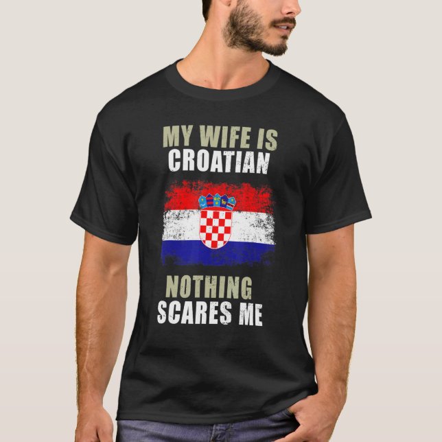 Camiseta Minha Esposa É Croata Nada Me Assusta (Frente)