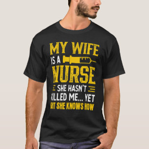 Camiseta Minha esposa é enfermeira. Ela não me Matar de enf