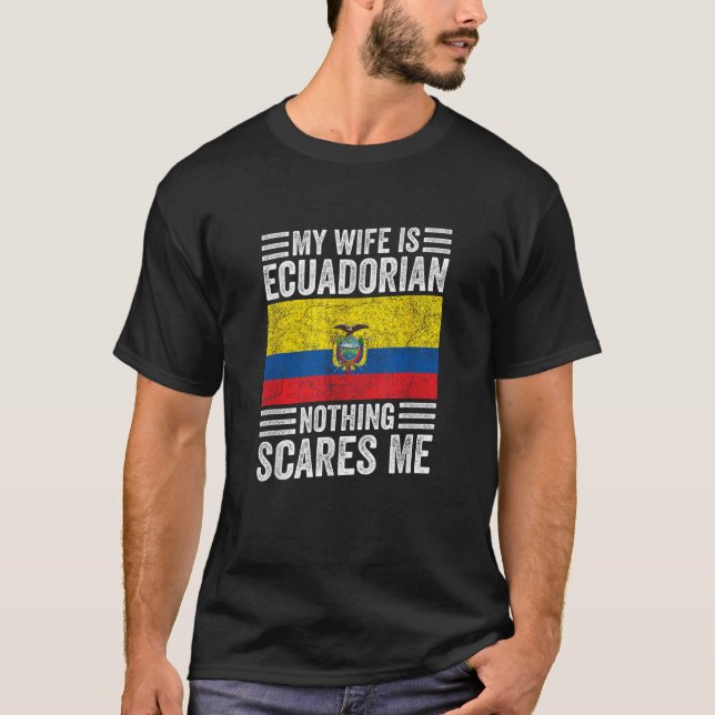 Camiseta Minha Esposa é Equatoriana Nada me assusta com um  (Frente)