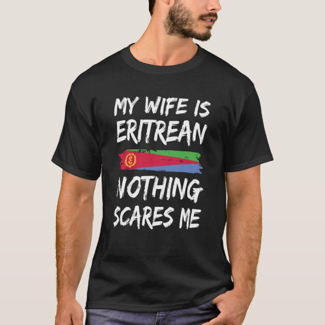 Camiseta Minha Esposa É Eritreia Nada Me Assusta Bandeira d (Frente)