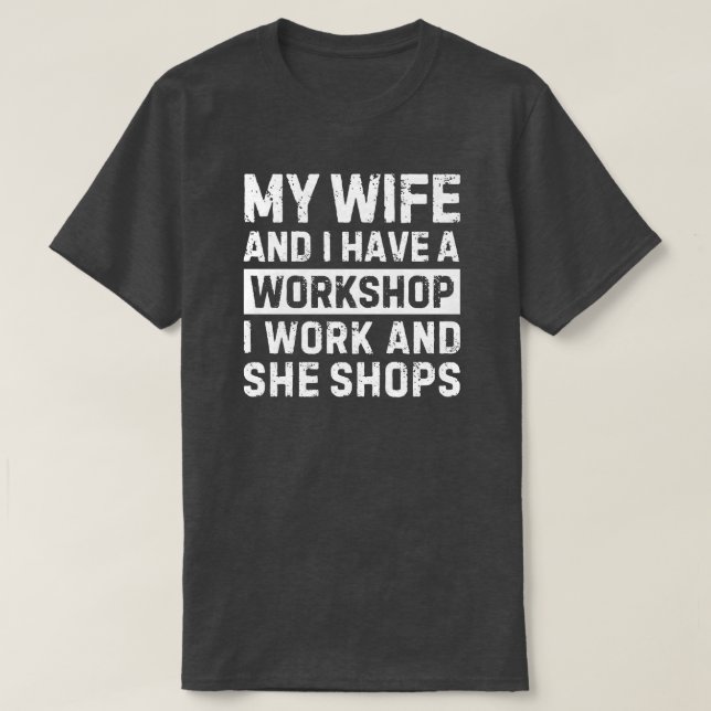 Camiseta Minha Esposa e Eu Temos uma Oficina Presente Diver (Frente do Design)