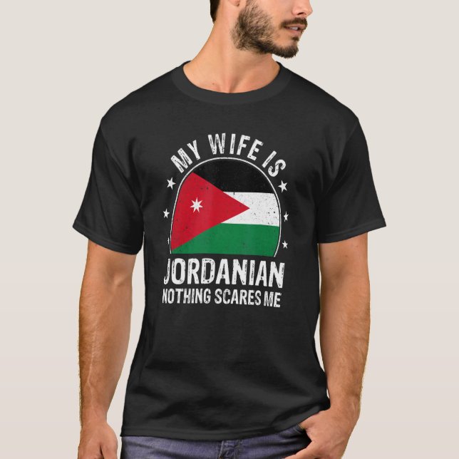 Camiseta Minha Esposa É Jordaniana. Nada Me Assusta Com A J (Frente)