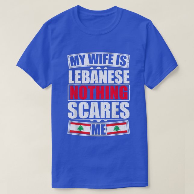 Camiseta Minha Esposa É Libanesa Nada Me Assusta Bandeira D (Frente do Design)