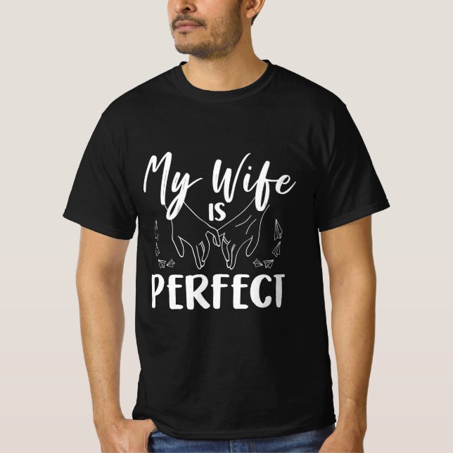 Camiseta Minha Esposa É Perfeita E Engraçada Marido Casando (Frente)