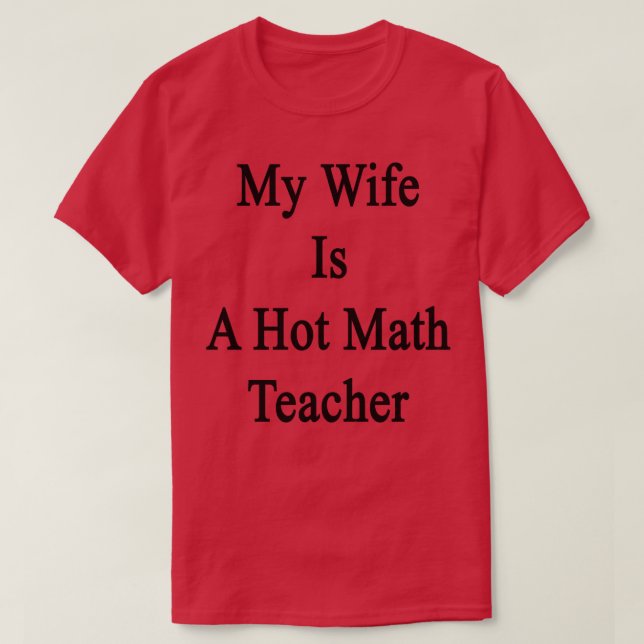 Camiseta Minha Esposa É Professora De Matemática Quente (Frente do Design)