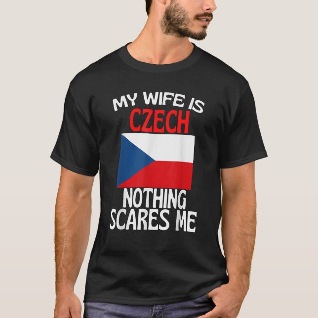 Camiseta Minha Esposa É República Checa Nada Me Assusta Eng (Frente)