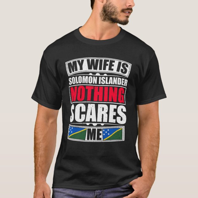 Camiseta Minha Esposa É Solomon Islander Nada Me Assusta (Frente)