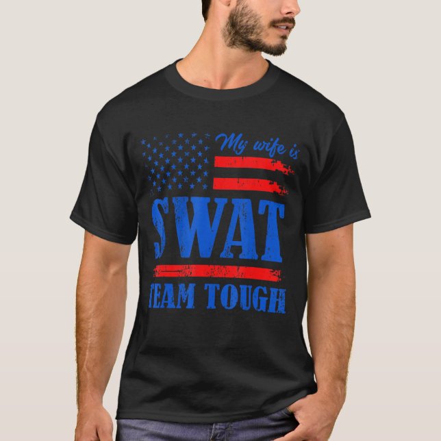 Camiseta Minha Esposa É Swat Team Tough Love Piada Nos Diz (Frente)